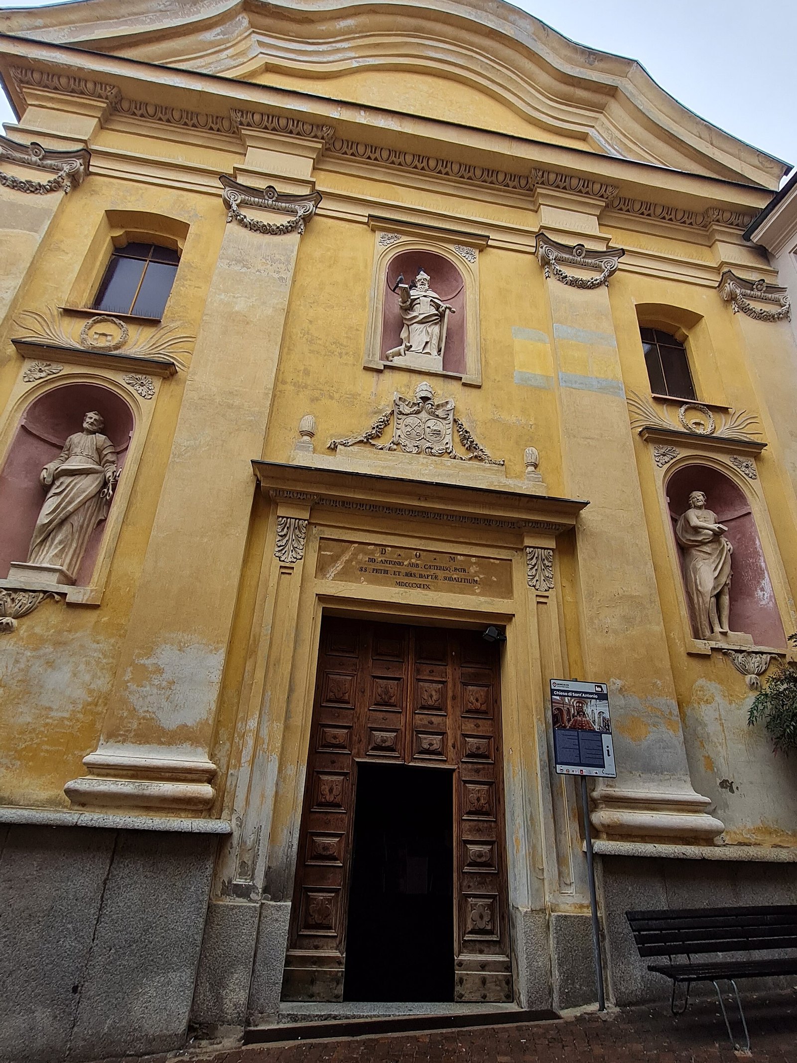 La facciata della chiesa di Sant'Antonio Abate a Moncalvo, con le statue di Sant'Antonio Abate, San Pietro e San Giovanni
