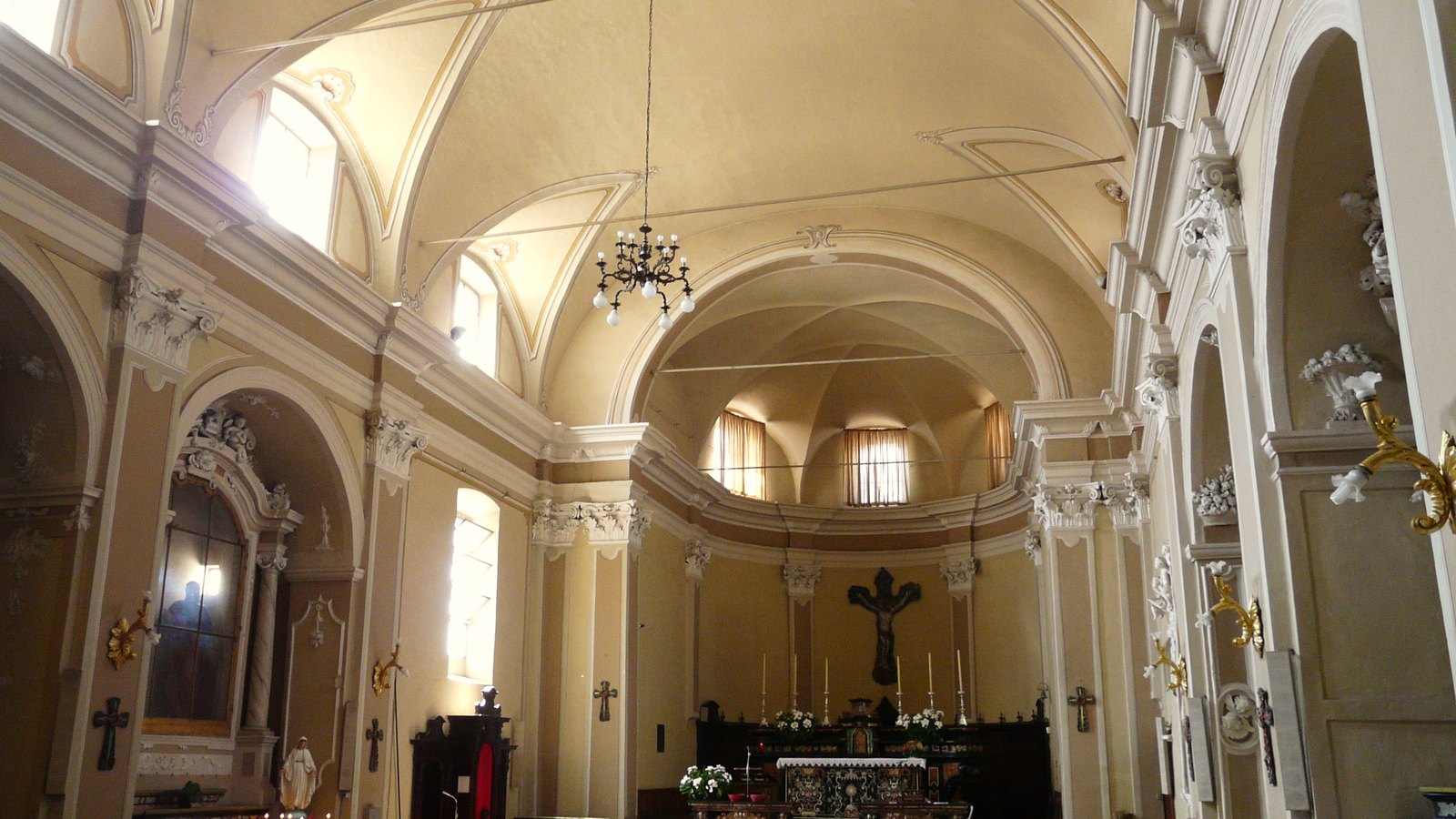 L'interno ad aula della chiesa di Sant'Antonio Abate a Moncalvo, con l'altare maggiore nel presbiterio